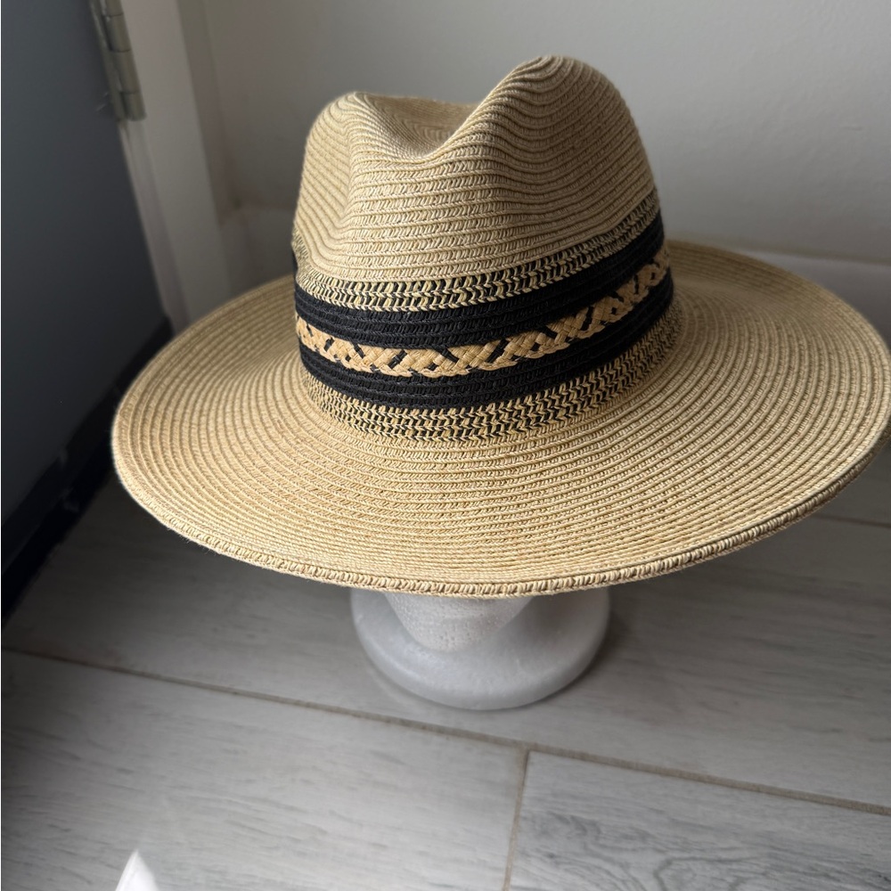 Elegant Beige Fedora with Black Patterned Band